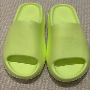 Yeezy Slides Glow Green NWT Size 6M/8W
